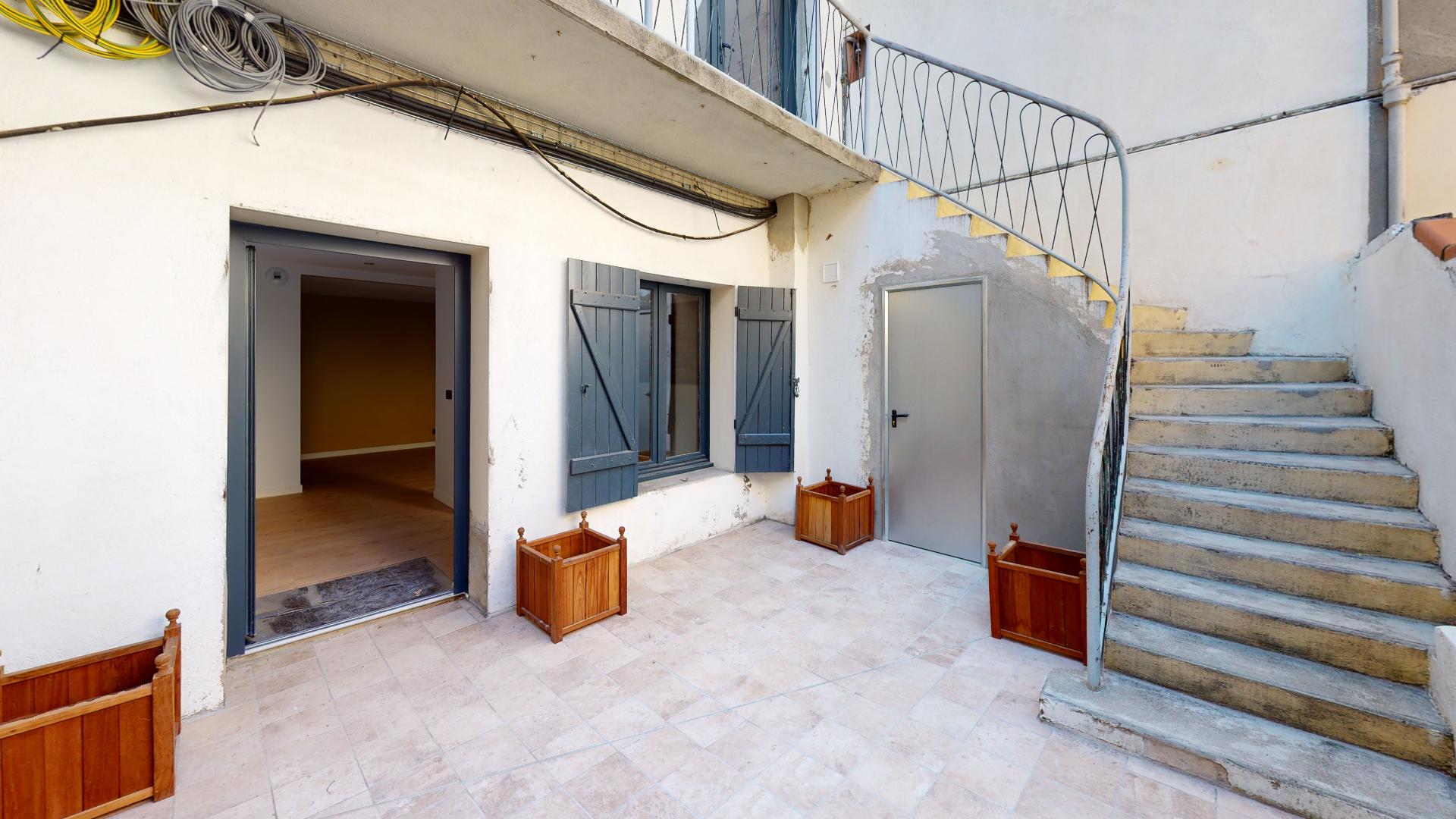 Contemporain-Charme-de-lancien-T1-ESPRIT-PATIO-UrbanHouse360