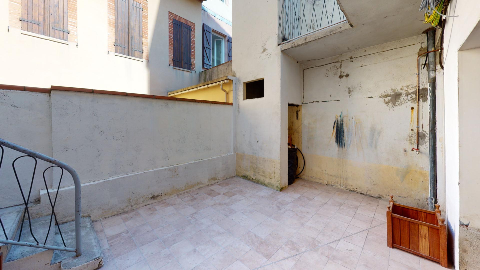 Contemporain-Charme-de-lancien-T1-ESPRIT-PATIO-UrbanHouse360