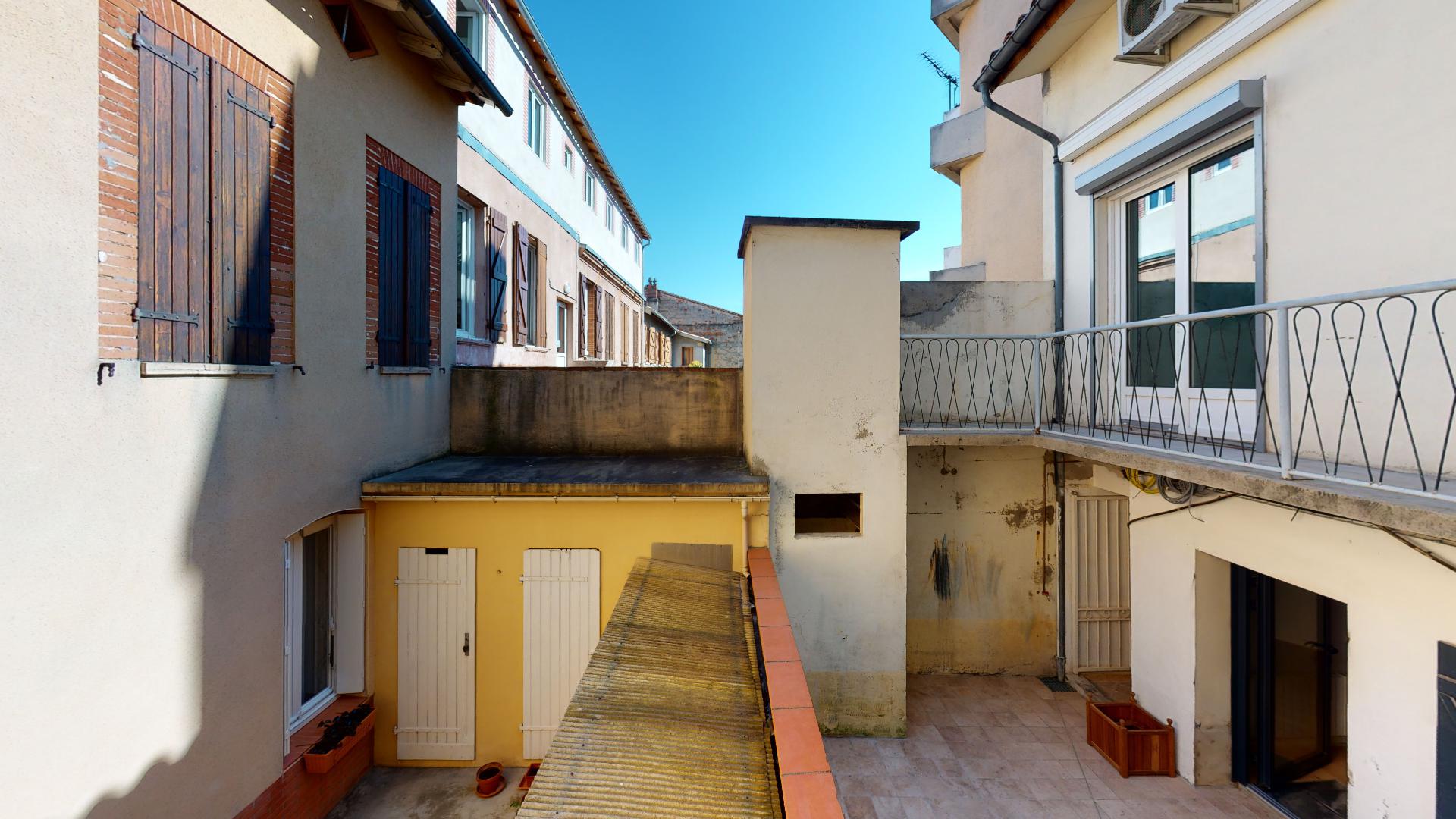 Contemporain-Charme-de-lancien-T1-ESPRIT-PATIO-UrbanHouse360