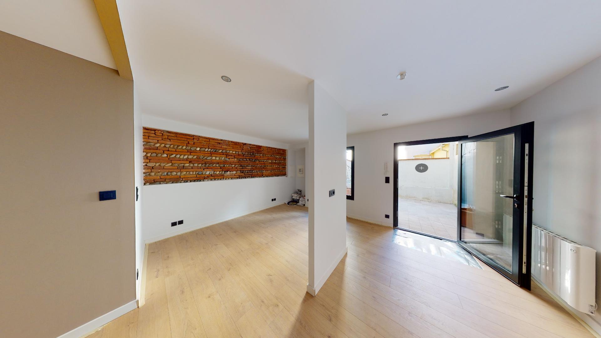 Contemporain-Charme-de-lancien-T1-ESPRIT-PATIO-UrbanHouse360