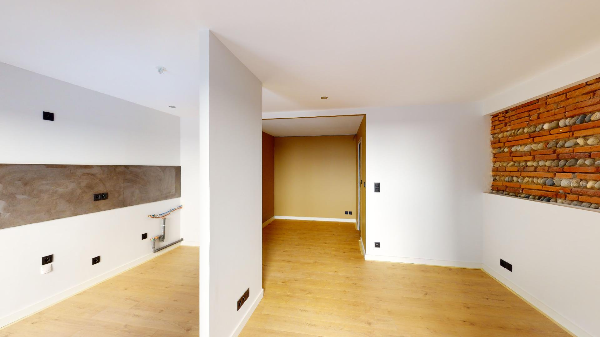 Contemporain-Charme-de-lancien-T1-ESPRIT-PATIO-UrbanHouse360