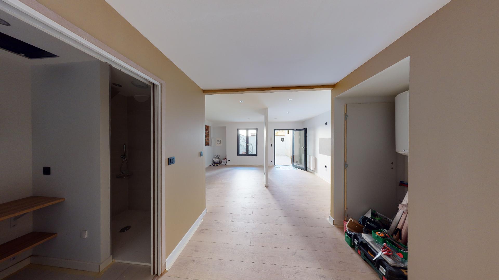 Contemporain-Charme-de-lancien-T1-ESPRIT-PATIO-UrbanHouse360