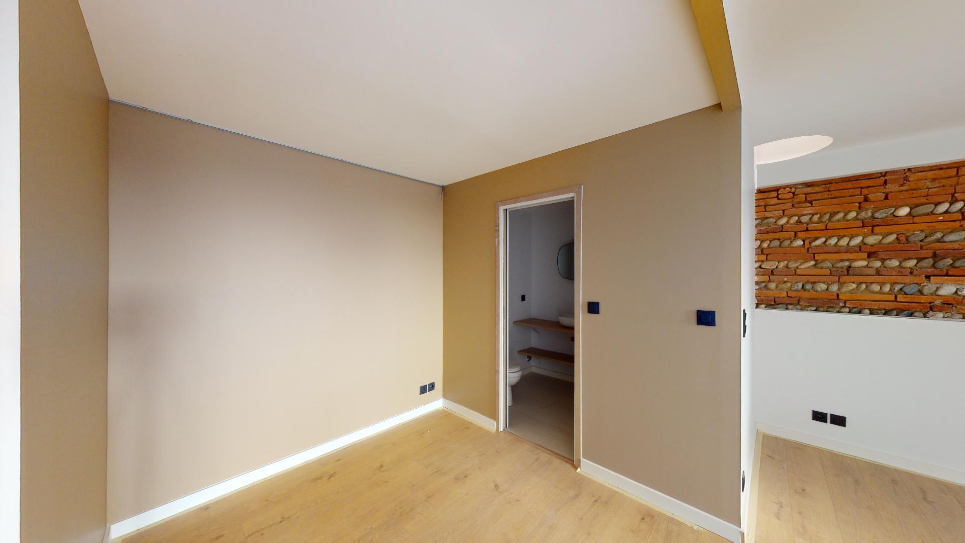 Contemporain-Charme-de-lancien-T1-ESPRIT-PATIO-UrbanHouse360