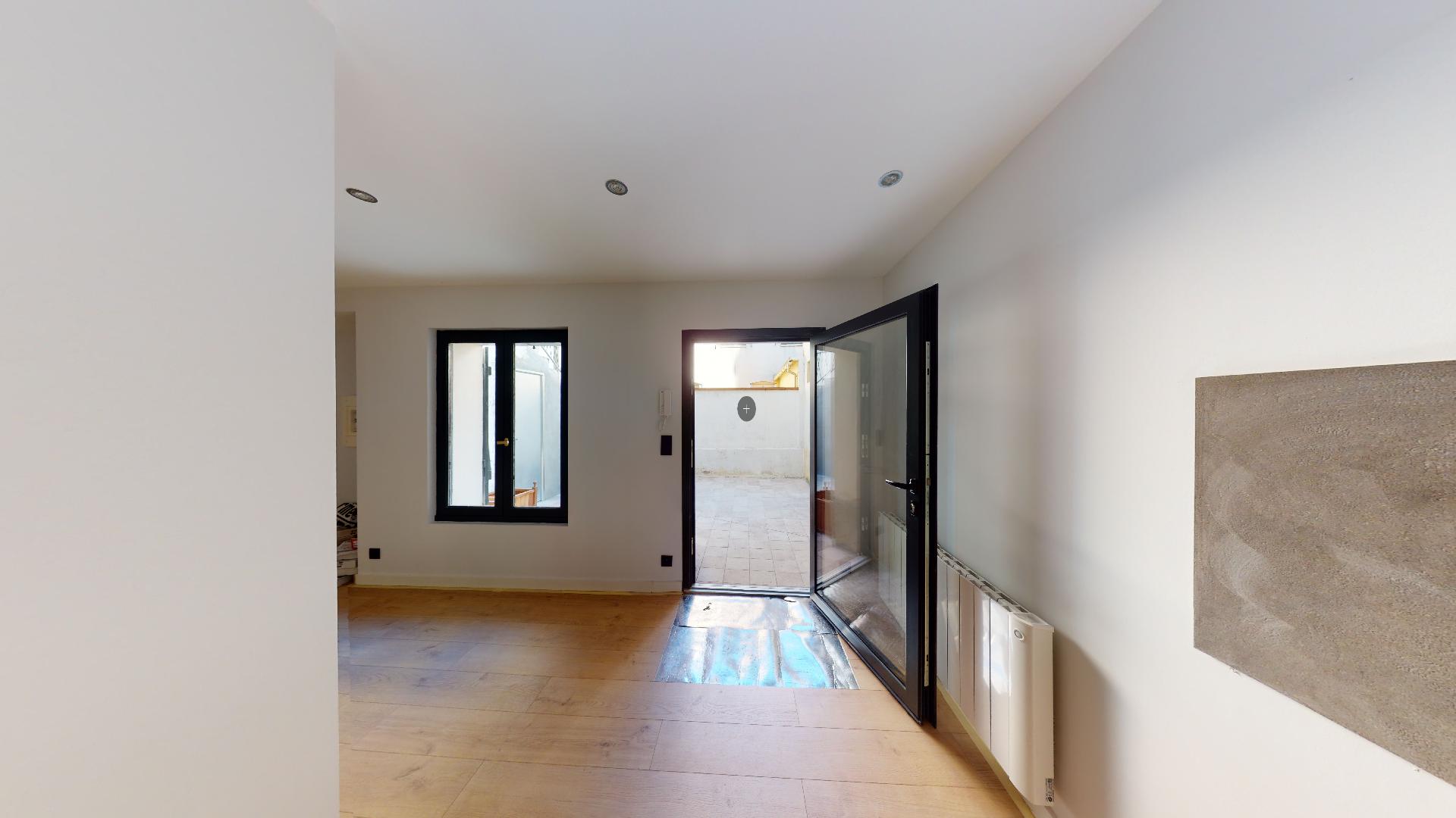 Contemporain-Charme-de-lancien-T1-ESPRIT-PATIO-UrbanHouse360