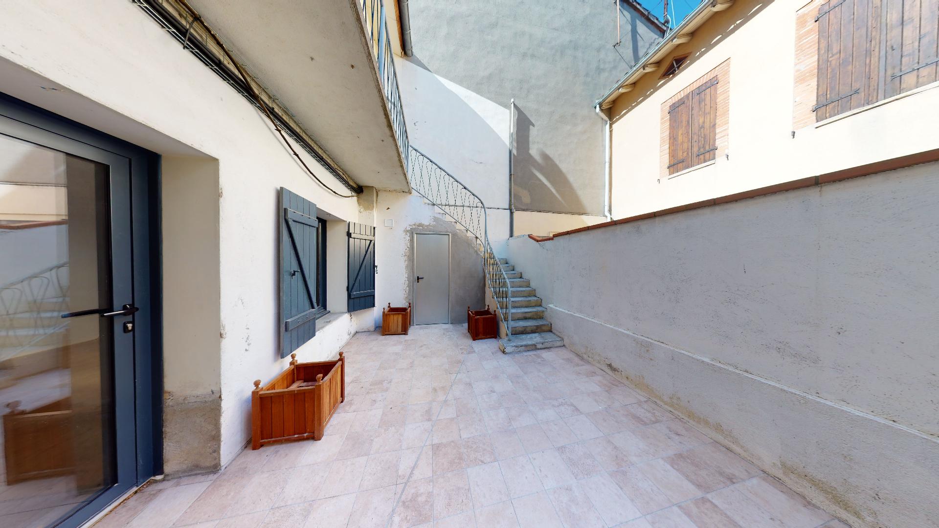 Contemporain-Charme-de-lancien-T1-ESPRIT-PATIO-UrbanHouse360