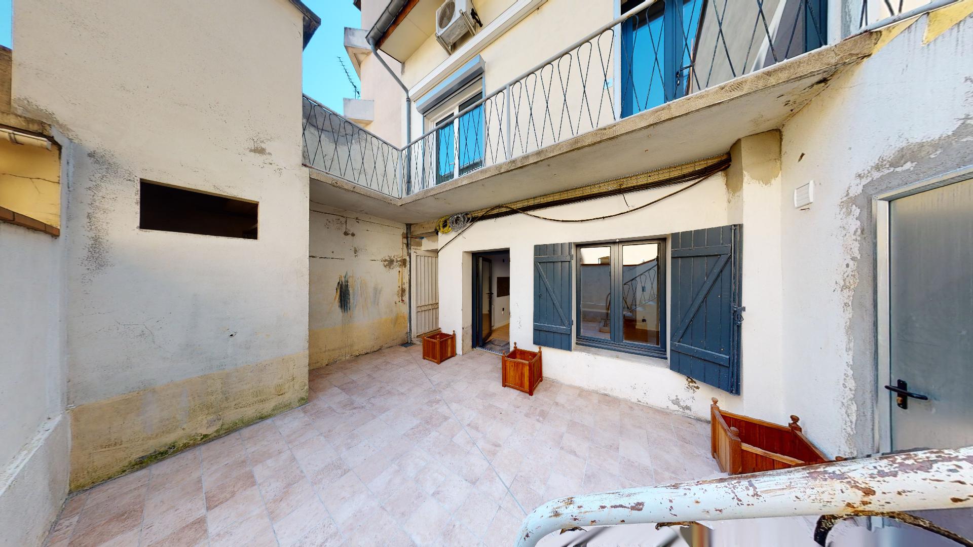 Contemporain-Charme-de-lancien-T1-ESPRIT-PATIO-UrbanHouse360