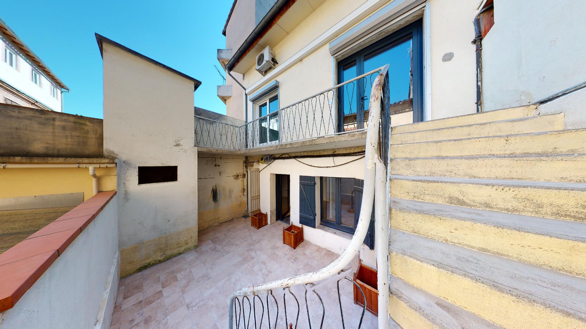 Contemporain-Charme-de-lancien-T1-ESPRIT-PATIO-UrbanHouse360