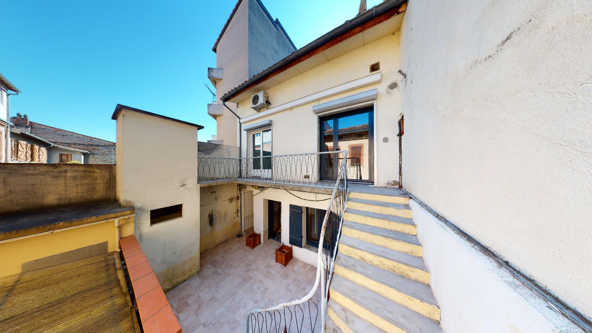 Contemporain-Charme-de-lancien-T1-ESPRIT-PATIO-UrbanHouse360