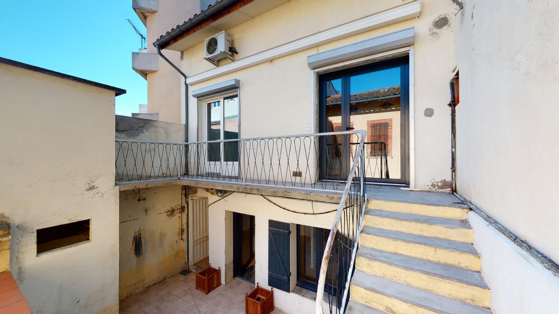 Contemporain-Charme-de-lancien-T1-ESPRIT-PATIO-UrbanHouse360