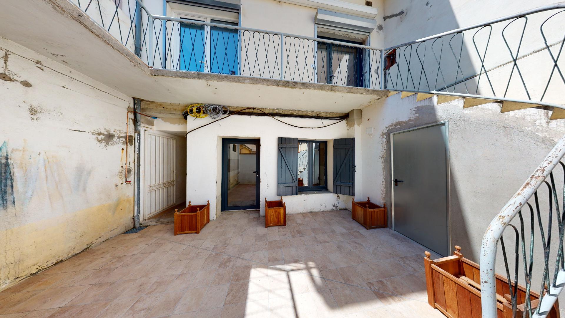 Contemporain-Charme-de-lancien-T1-ESPRIT-PATIO-UrbanHouse360