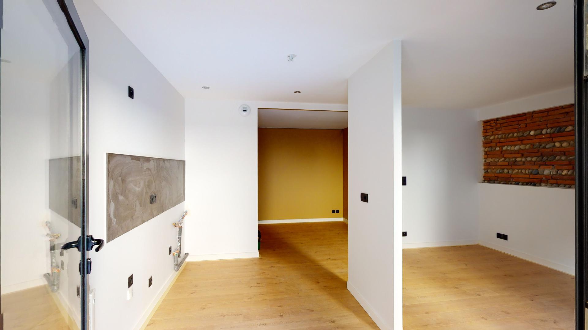 Contemporain-Charme-de-lancien-T1-ESPRIT-PATIO-UrbanHouse360