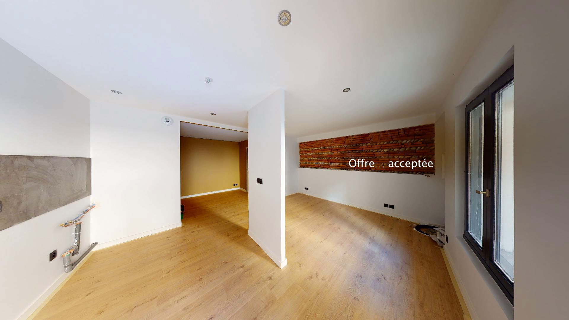 Contemporain-Charme-de-lancien-T1-ESPRIT-PATIO-UrbanHouse360