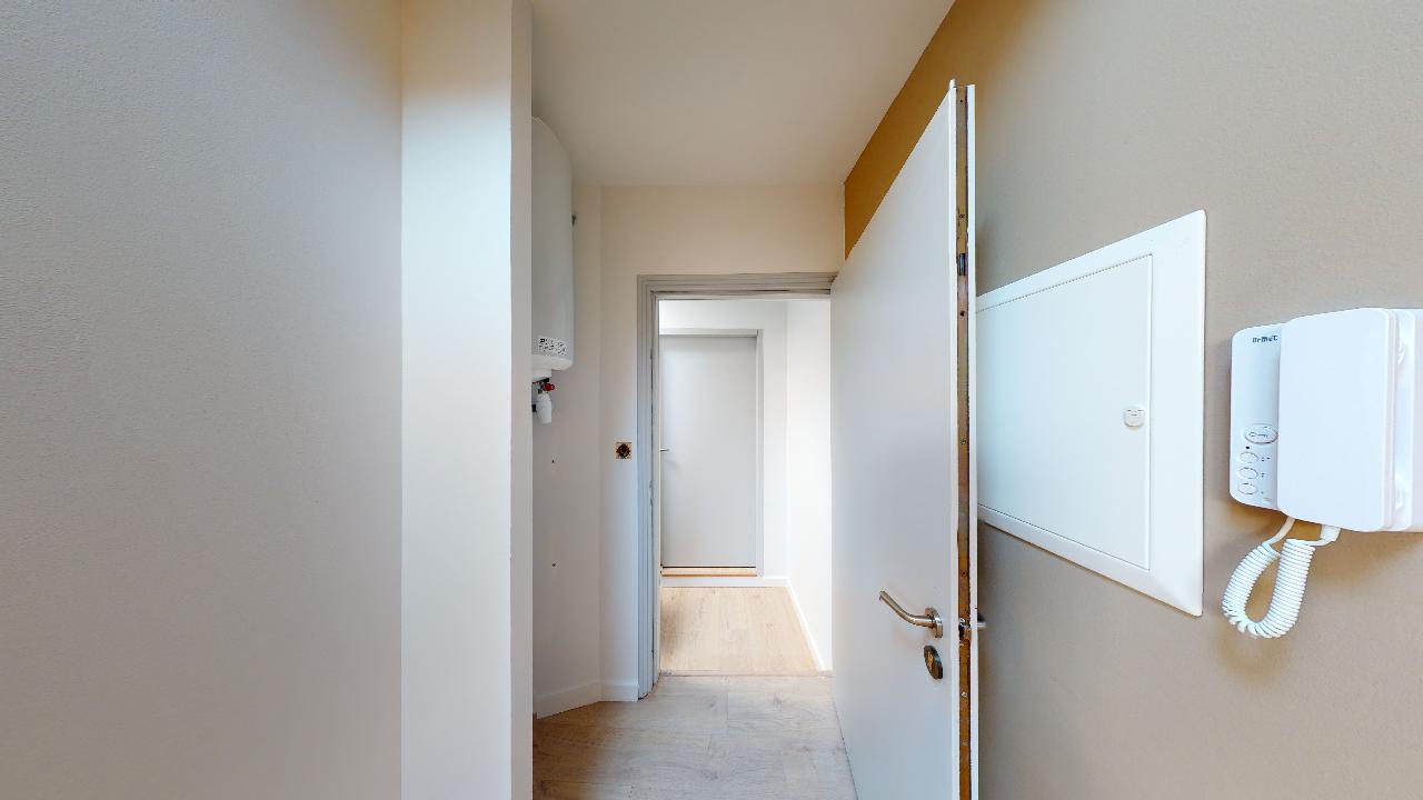 Contemporain-Charme-de-lancien-T1-PETIT-LOFT-INDUSTRIEL-urbanhouse360