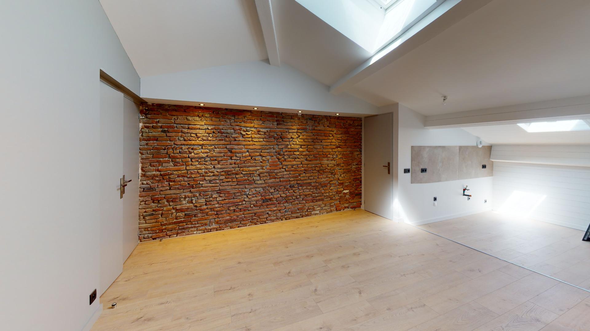 Contemporain-et-Charme-de-lancien-T2-ART-GEOMETRIE-Urbanhouse360