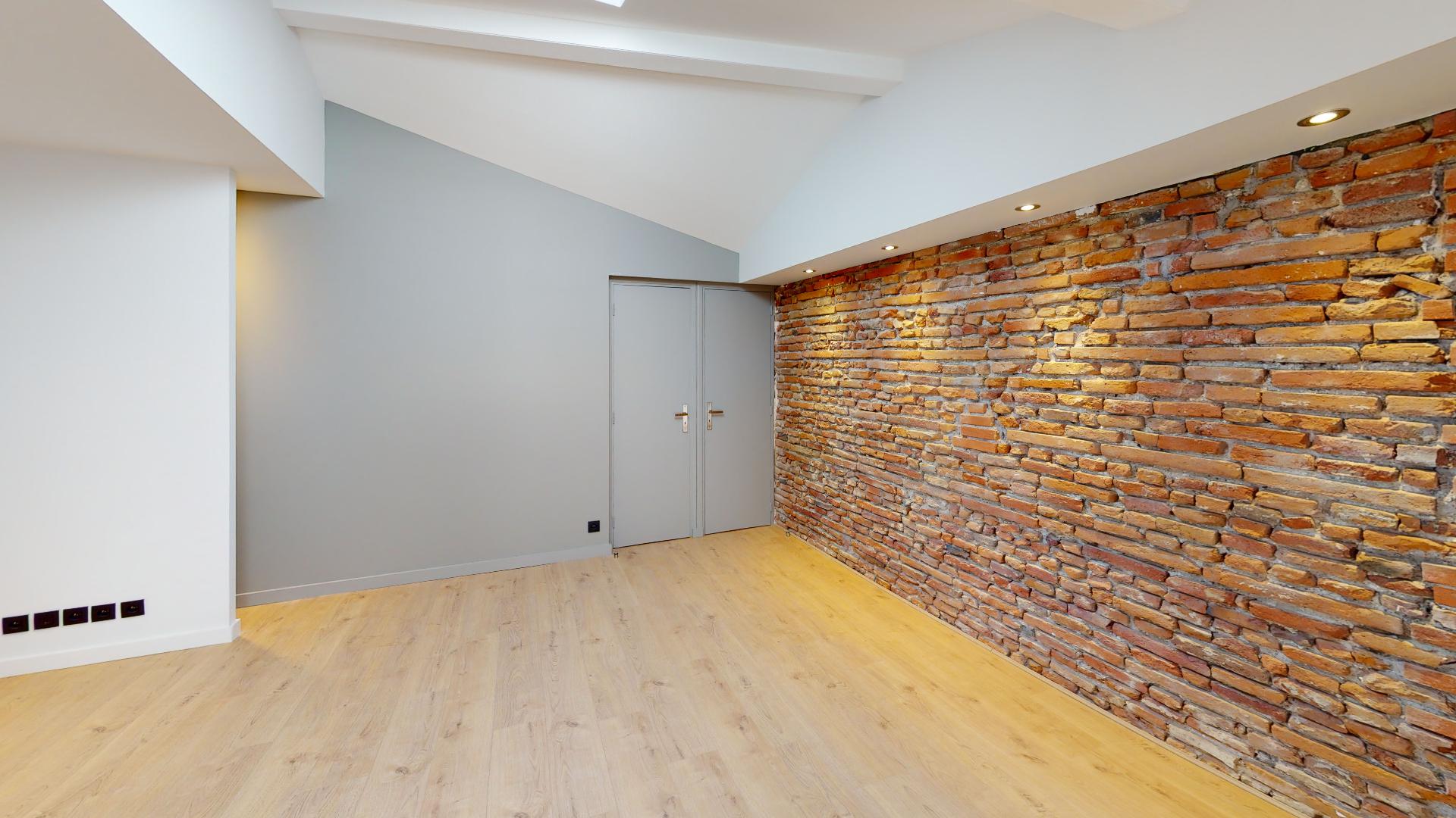 Contemporain-et-Charme-de-lancien-T2-ART-GEOMETRIE-Urbanhouse360