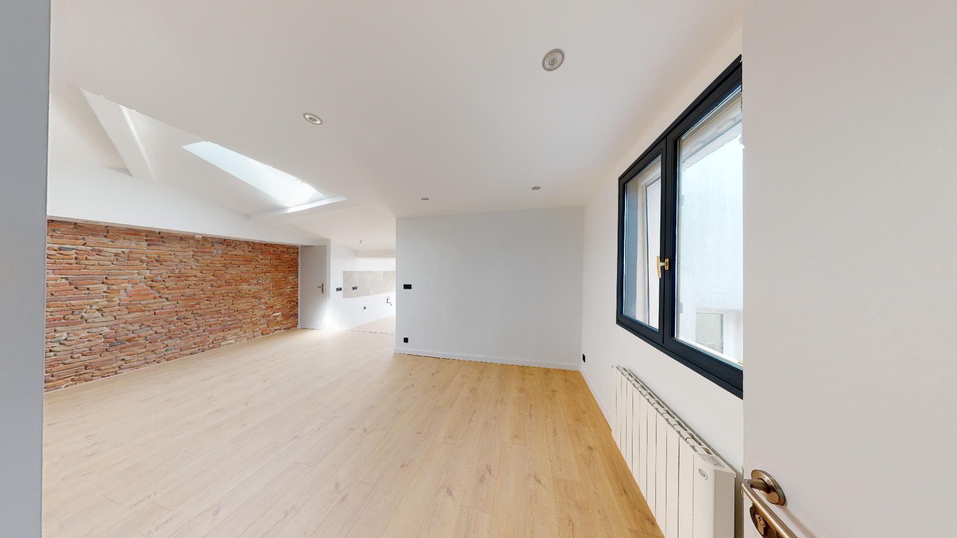 Contemporain-et-Charme-de-lancien-T2-ART-GEOMETRIE-Urbanhouse360