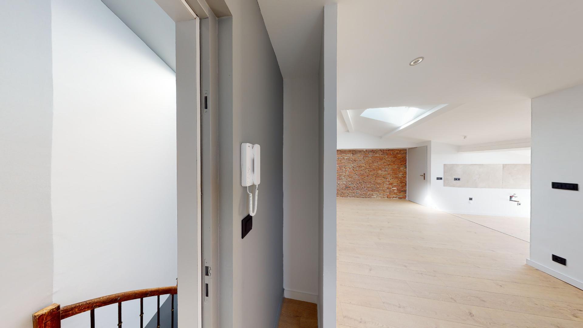 Contemporain-et-Charme-de-lancien-T2-ART-GEOMETRIE-Urbanhouse360