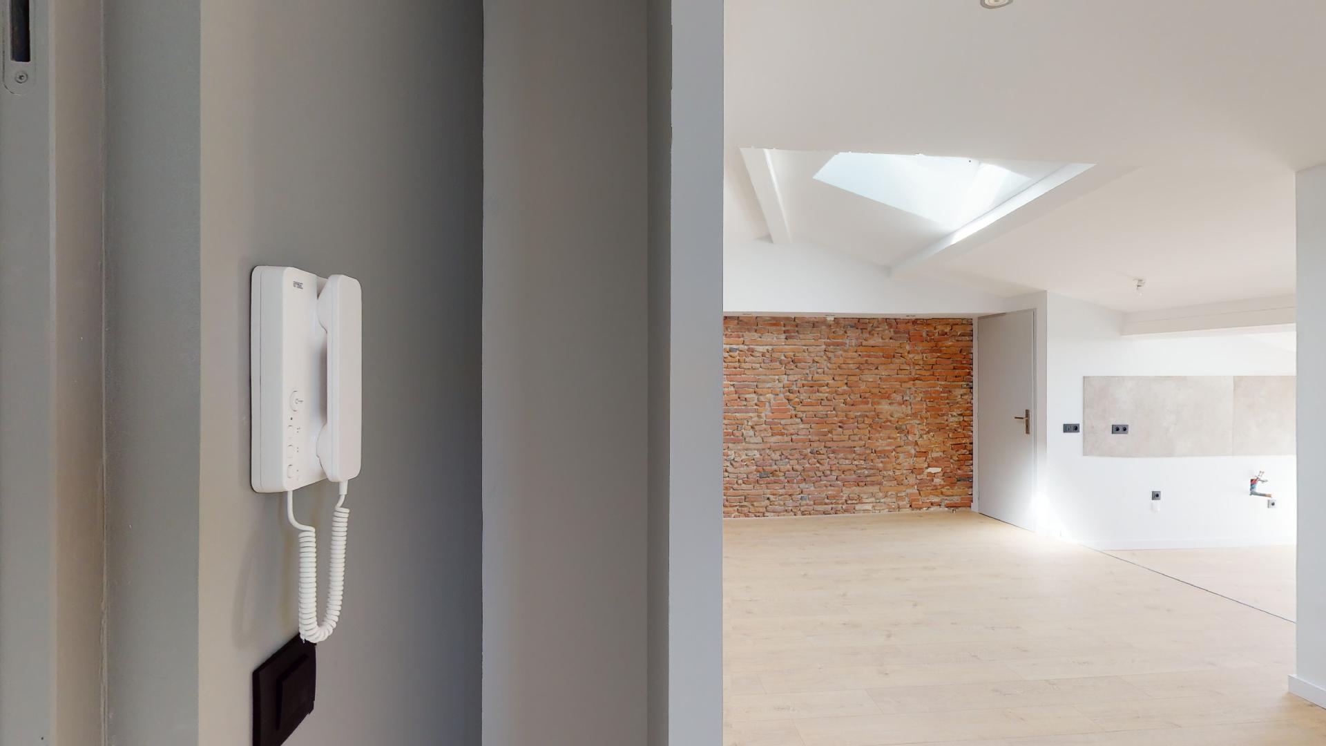 Contemporain-et-Charme-de-lancien-T2-ART-GEOMETRIE-Urbanhouse360