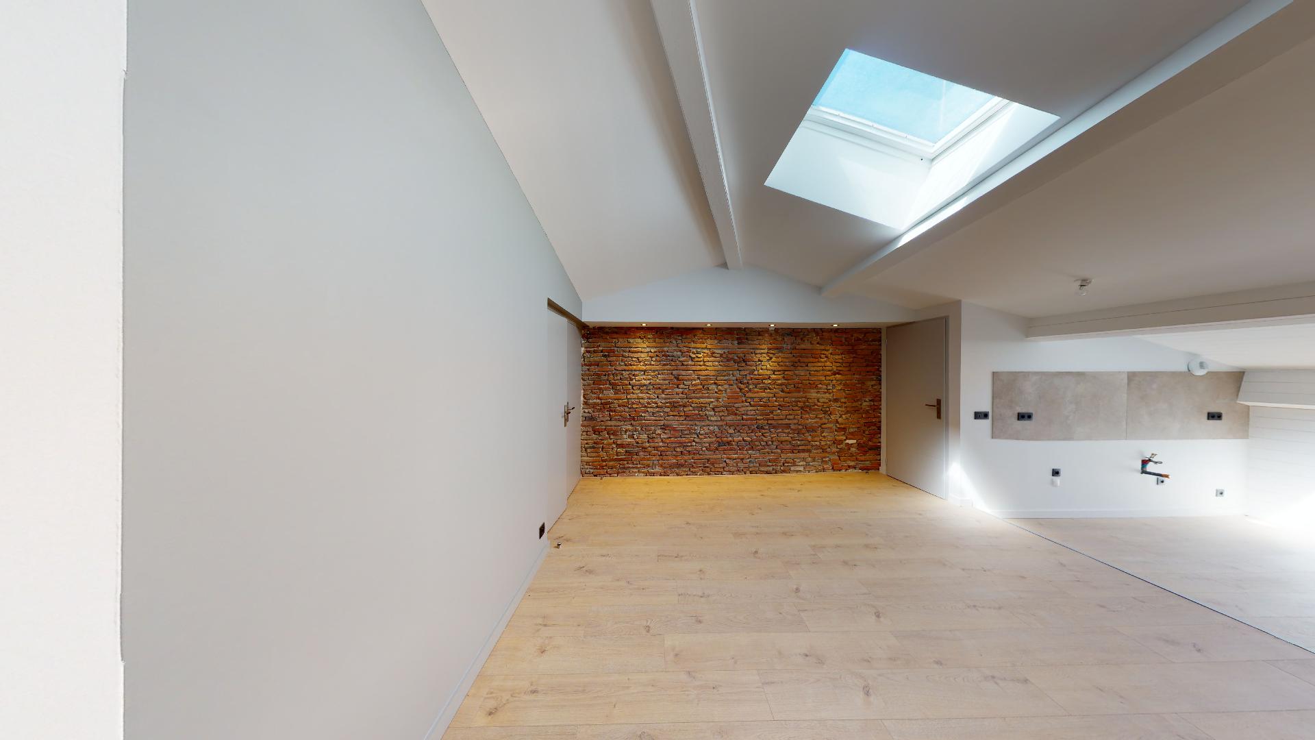 Contemporain-et-Charme-de-lancien-T2-ART-GEOMETRIE-Urbanhouse360