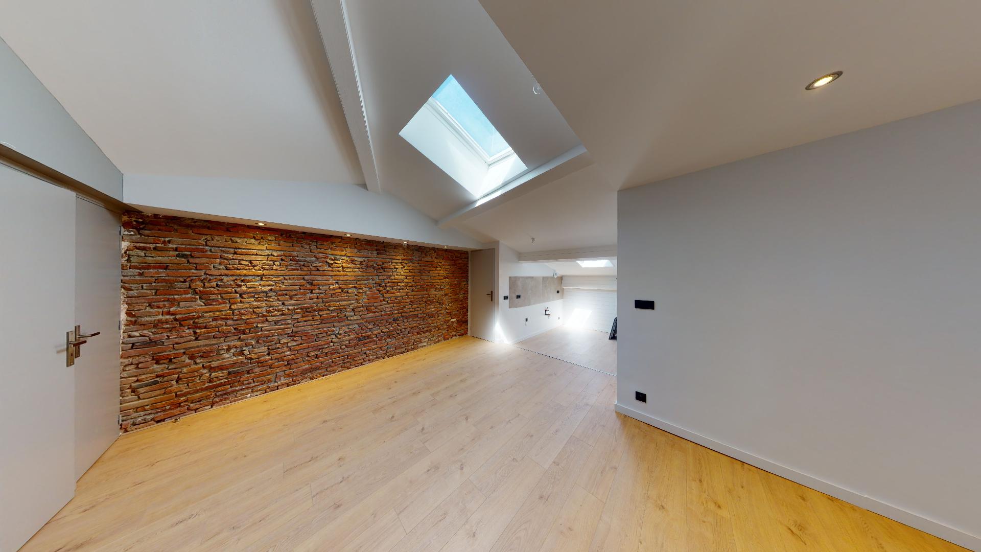 Contemporain-et-Charme-de-lancien-T2-ART-GEOMETRIE-Urbanhouse360