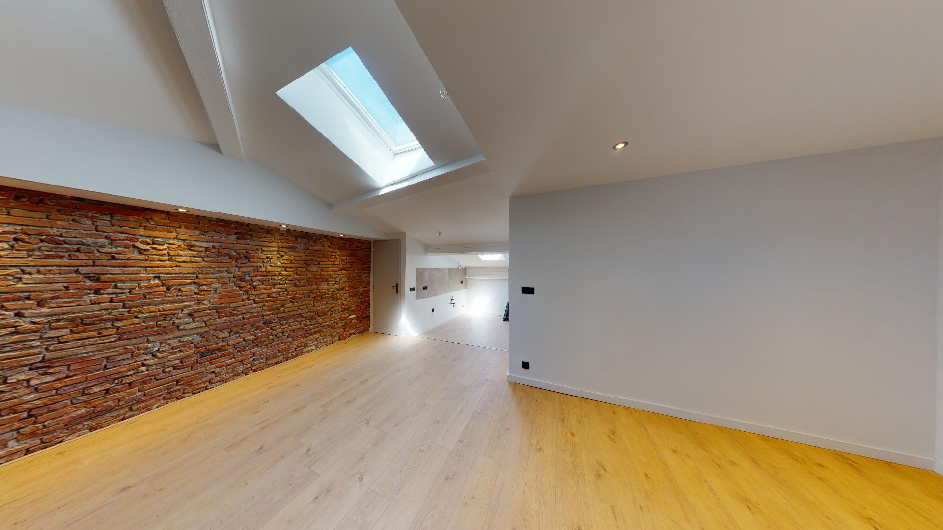 Contemporain-et-Charme-de-lancien-T2-ART-GEOMETRIE-Urbanhouse360