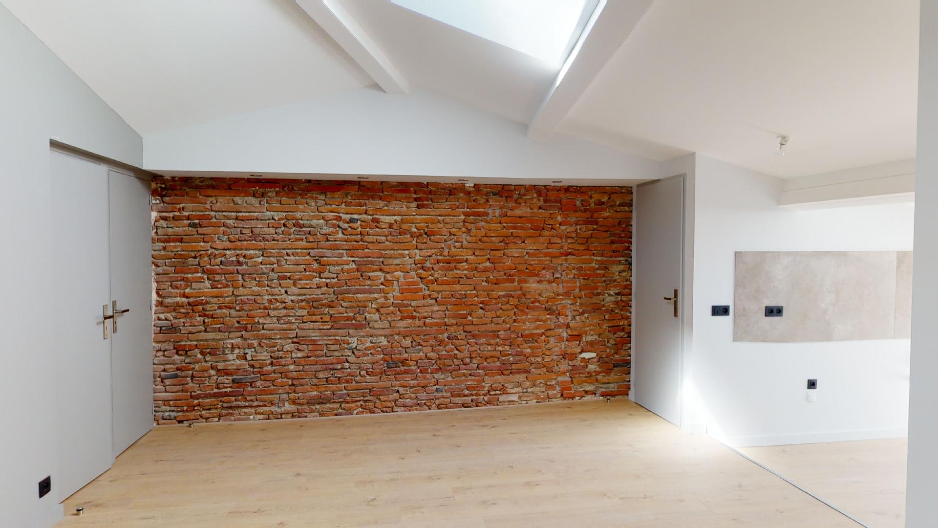 Contemporain-et-Charme-de-lancien-T2-ART-GEOMETRIE-Urbanhouse360