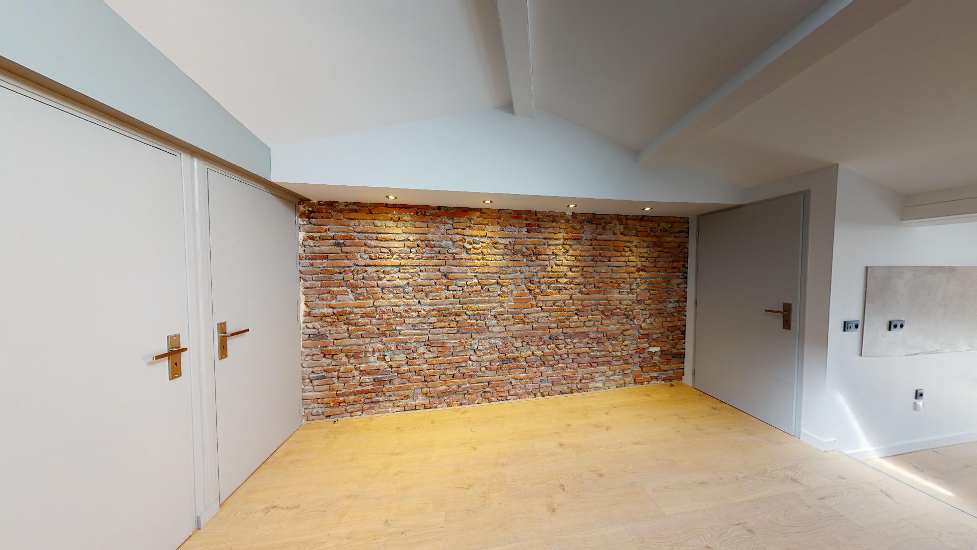 Contemporain-et-Charme-de-lancien-T2-ART-GEOMETRIE-Urbanhouse360