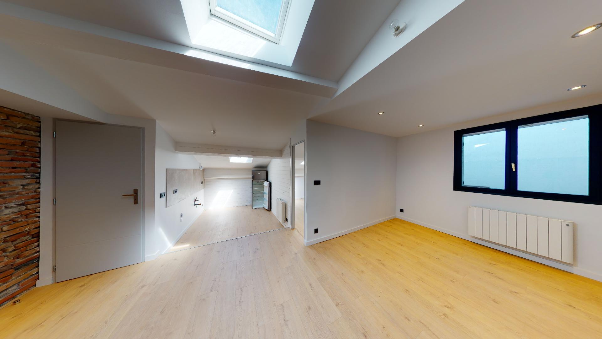 Contemporain-et-Charme-de-lancien-T2-ART-GEOMETRIE-Urbanhouse360