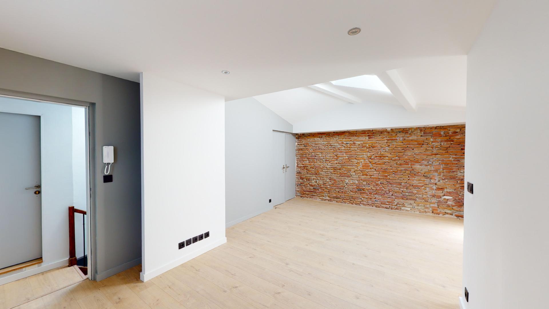 Contemporain-et-Charme-de-lancien-T2-ART-GEOMETRIE-Urbanhouse360