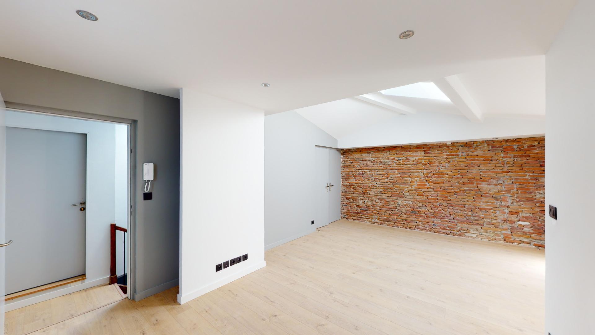 Contemporain-et-Charme-de-lancien-T2-ART-GEOMETRIE-Urbanhouse360