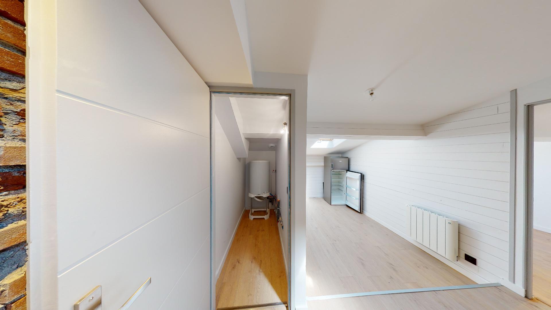 Contemporain-et-Charme-de-lancien-T2-ART-GEOMETRIE-Urbanhouse360