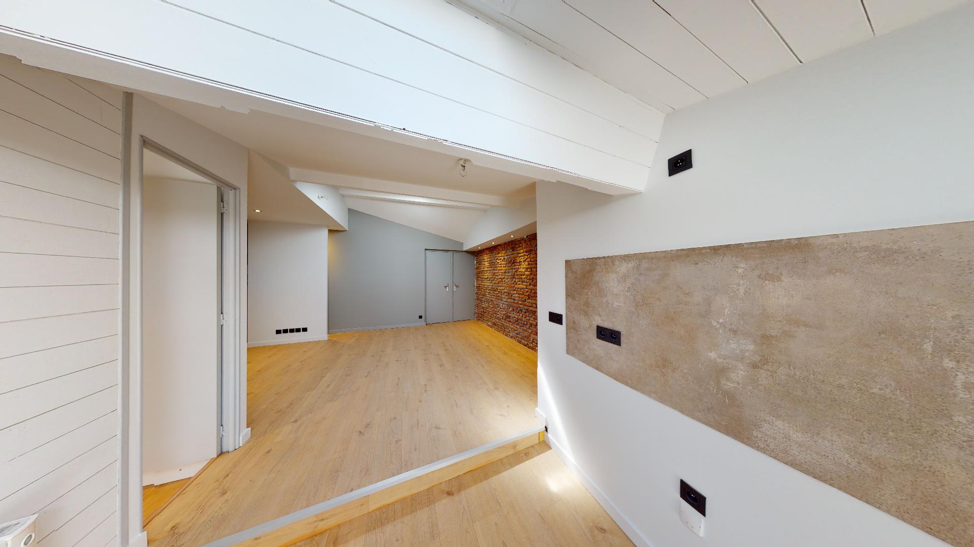 Contemporain-et-Charme-de-lancien-T2-ART-GEOMETRIE-Urbanhouse360