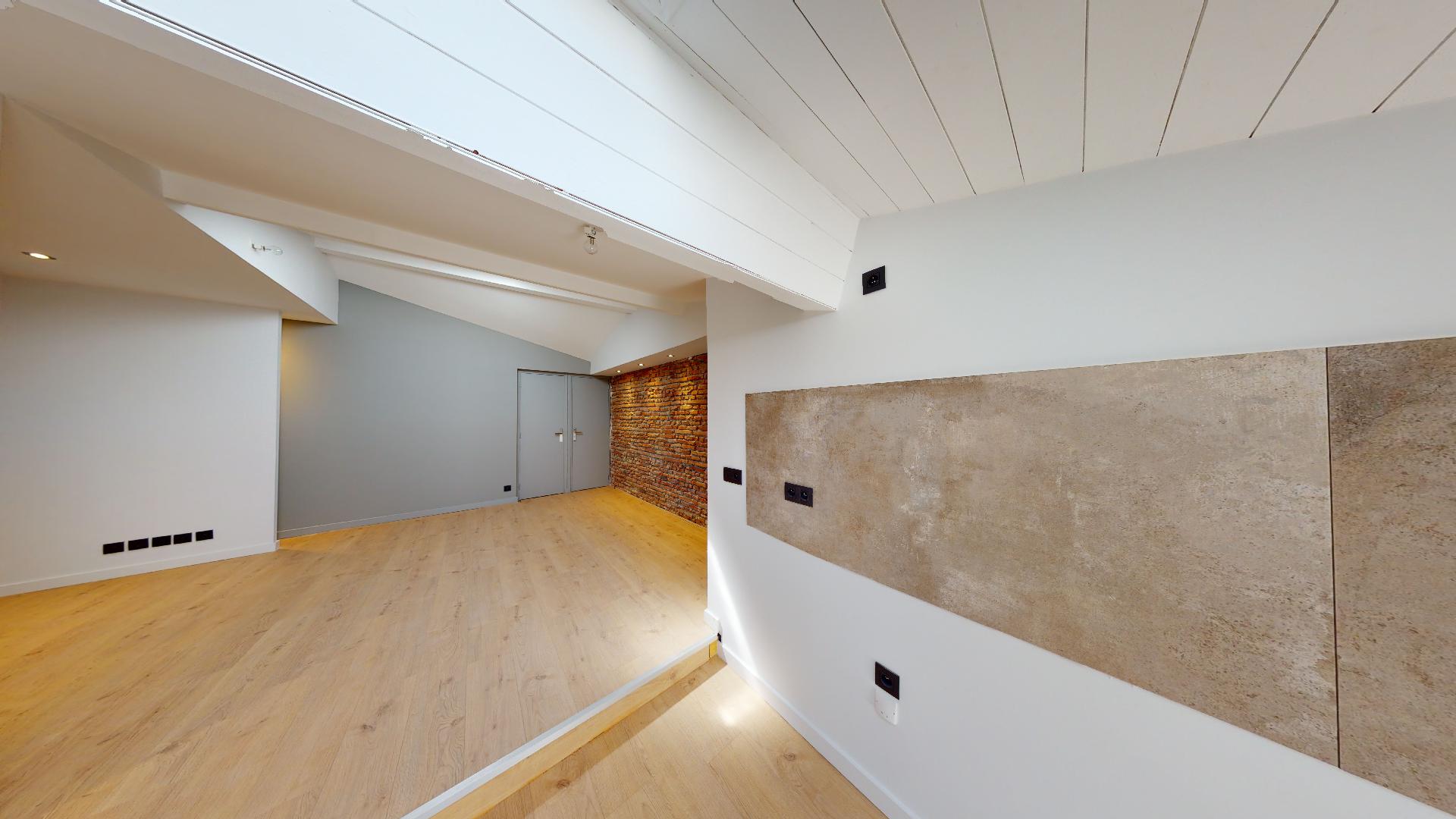 Contemporain-et-Charme-de-lancien-T2-ART-GEOMETRIE-Urbanhouse360