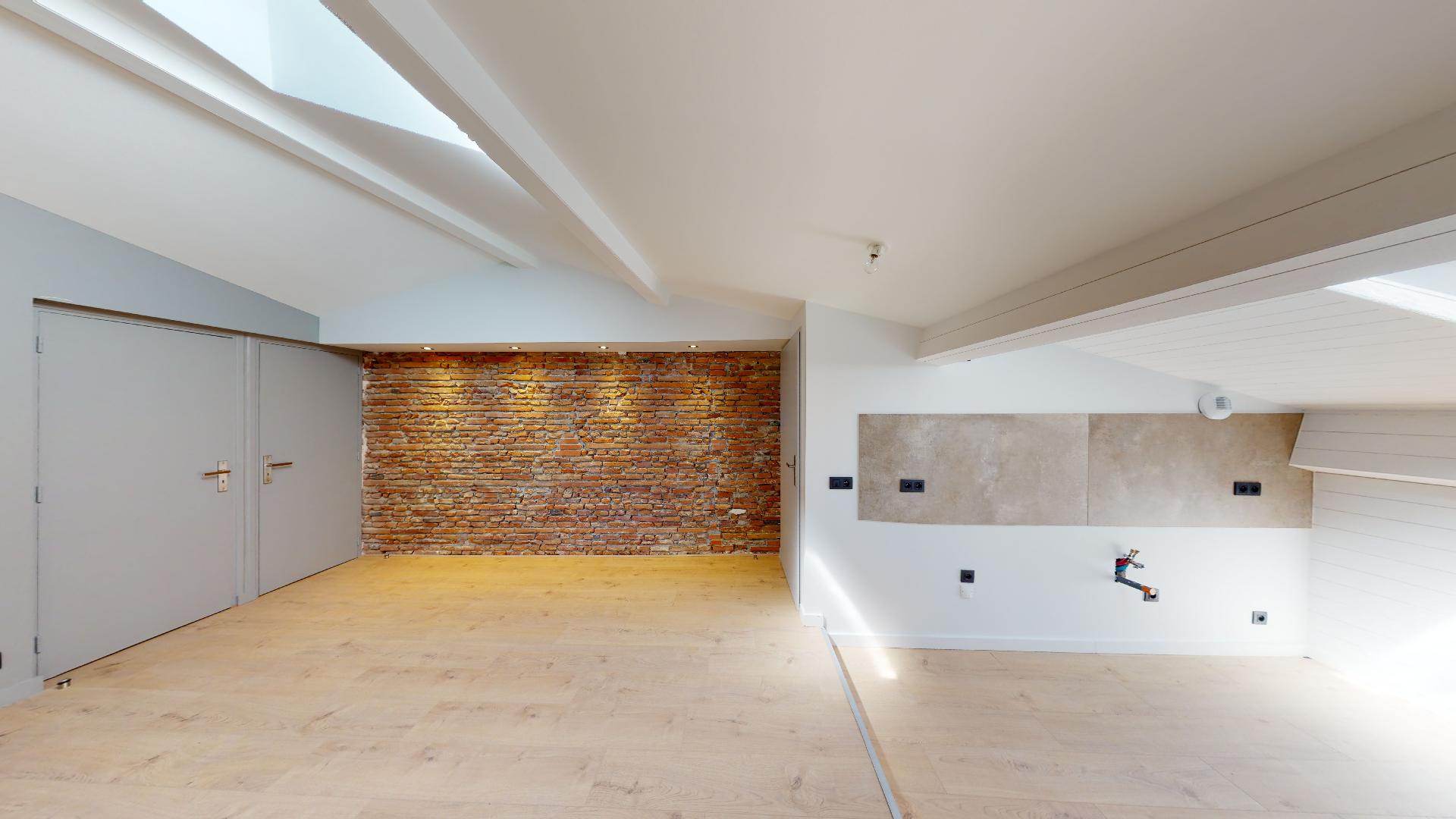 Contemporain-et-Charme-de-lancien-T2-ART-GEOMETRIE-Urbanhouse360