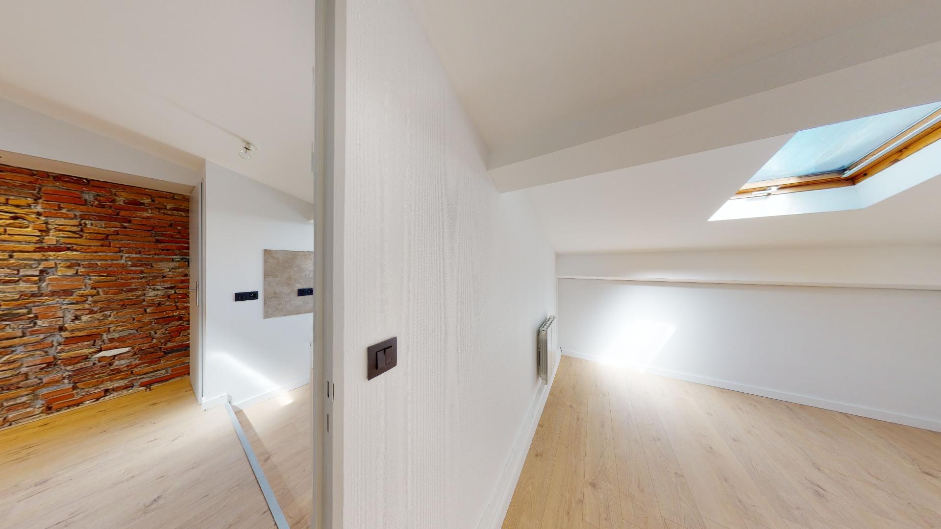 Contemporain-et-Charme-de-lancien-T2-ART-GEOMETRIE-Urbanhouse360