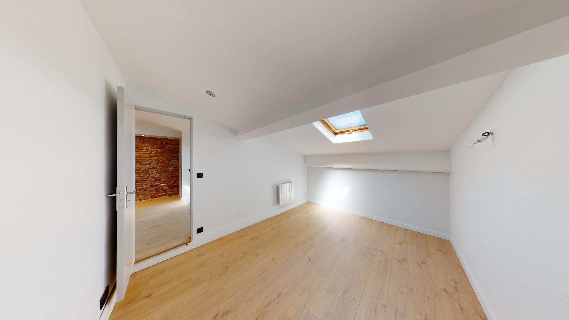 Contemporain-et-Charme-de-lancien-T2-ART-GEOMETRIE-Urbanhouse360