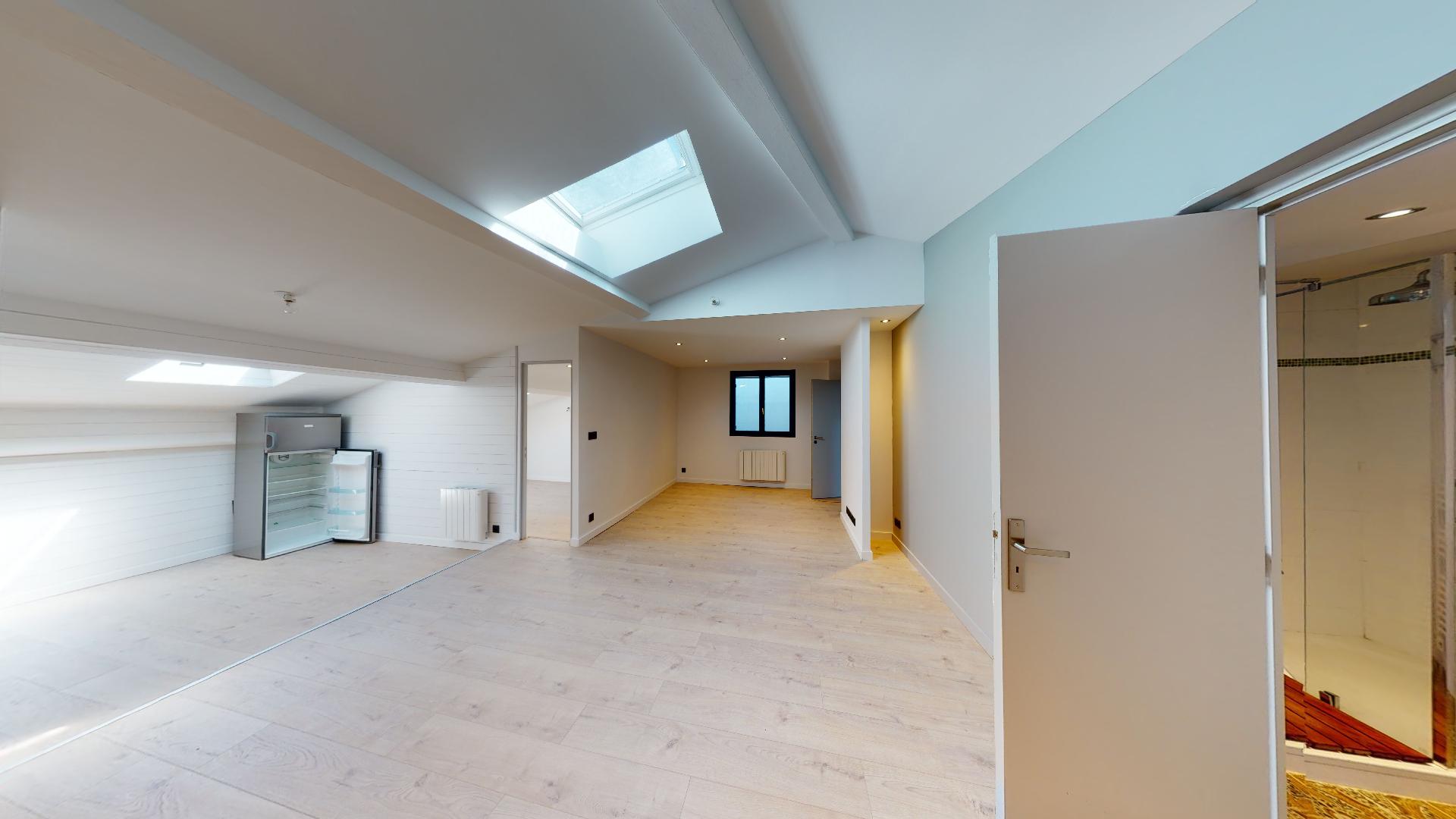 Contemporain-et-Charme-de-lancien-T2-ART-GEOMETRIE-Urbanhouse360