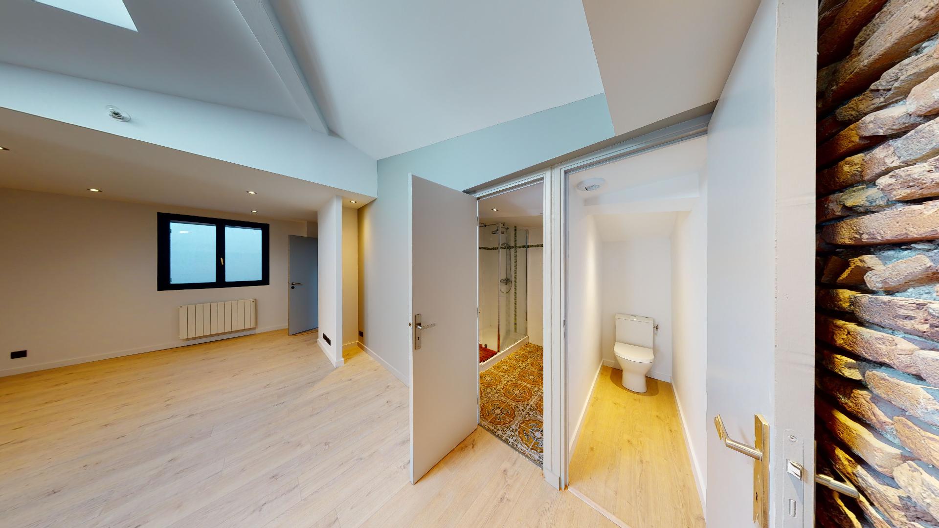 Contemporain-et-Charme-de-lancien-T2-ART-GEOMETRIE-Urbanhouse360