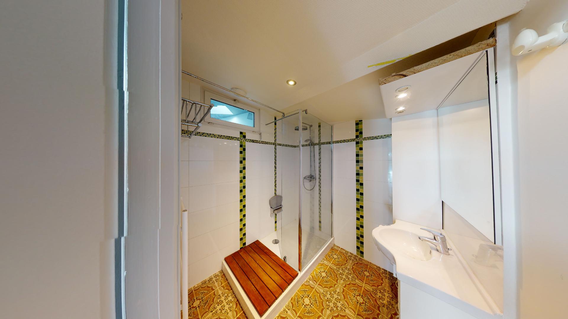 Contemporain-et-Charme-de-lancien-T2-ART-GEOMETRIE-Urbanhouse360