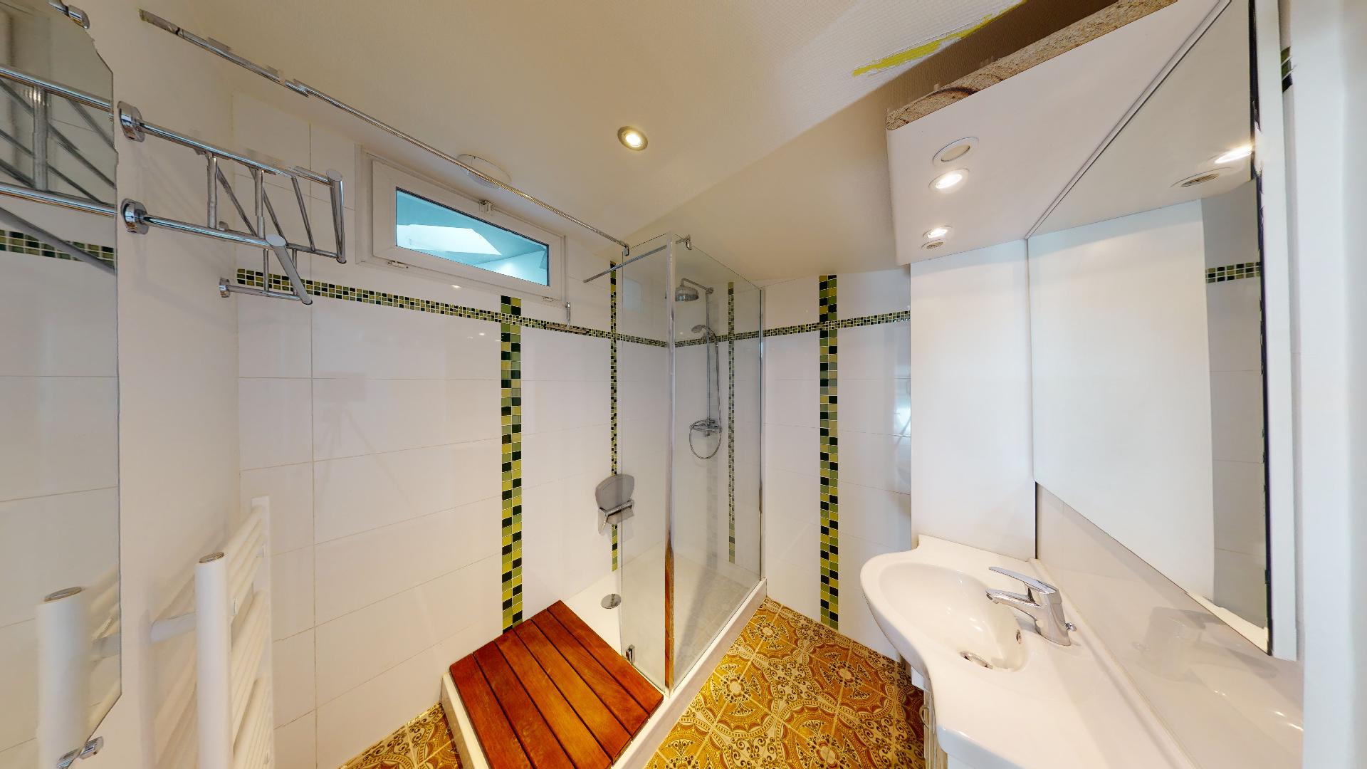 Contemporain-et-Charme-de-lancien-T2-ART-GEOMETRIE-Urbanhouse360