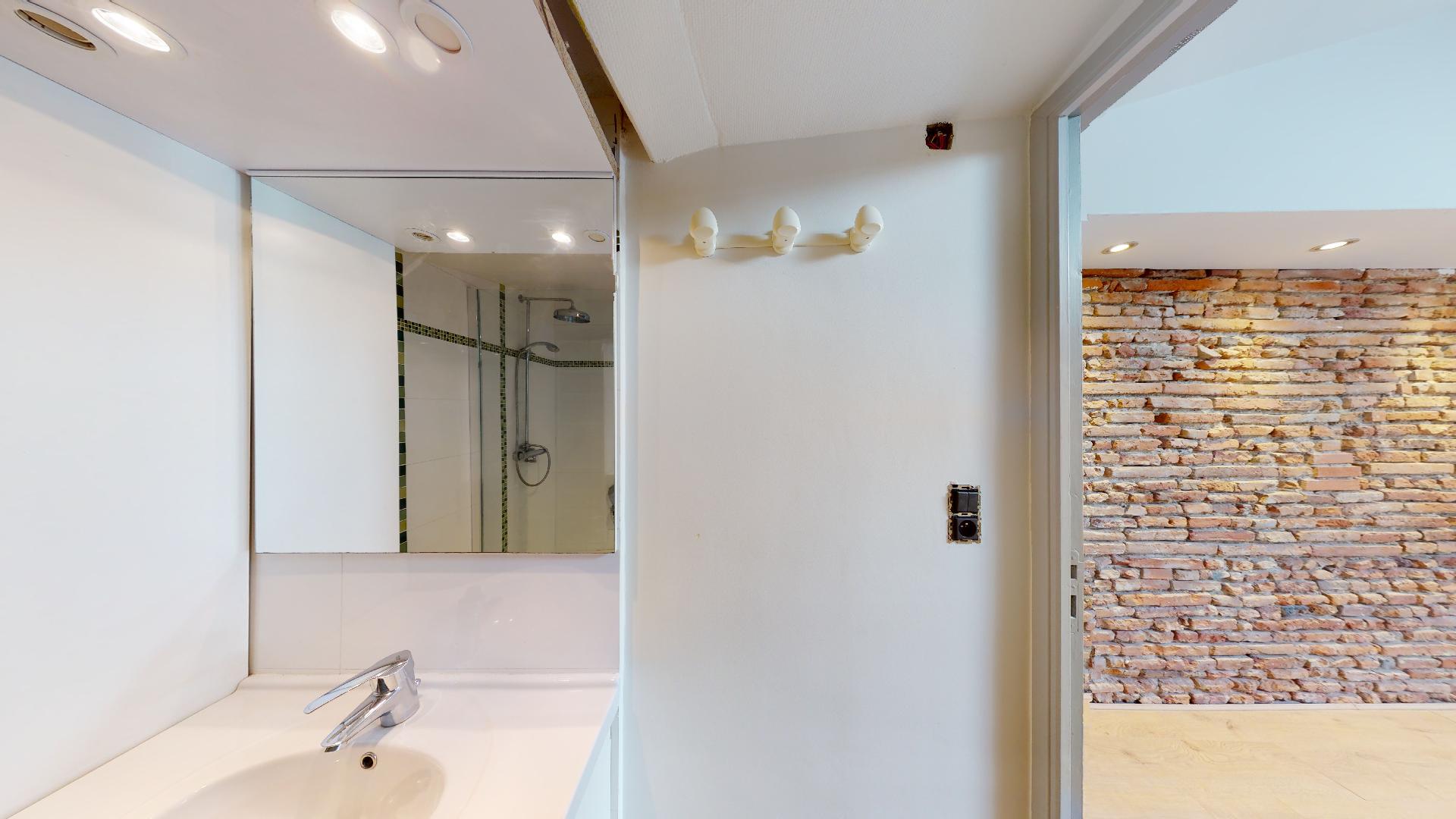 Contemporain-et-Charme-de-lancien-T2-ART-GEOMETRIE-Urbanhouse360