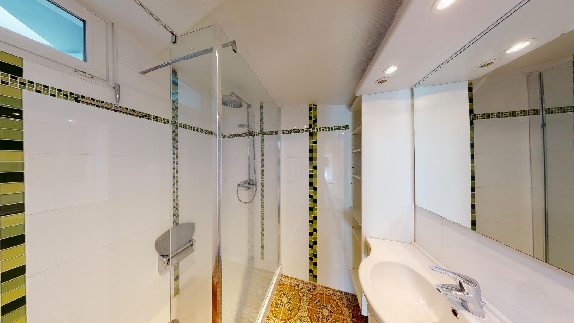 Contemporain-et-Charme-de-lancien-T2-ART-GEOMETRIE-Urbanhouse360