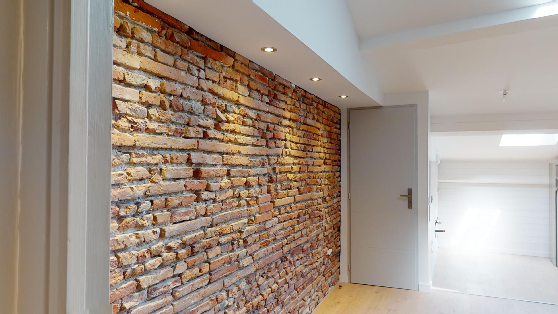 Contemporain-et-Charme-de-lancien-T2-ART-GEOMETRIE-Urbanhouse360