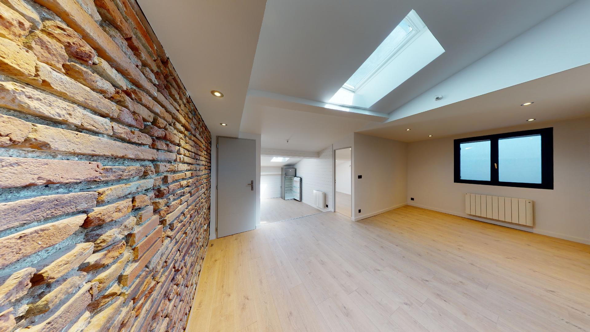 Contemporain-et-Charme-de-lancien-T2-ART-GEOMETRIE-Urbanhouse360