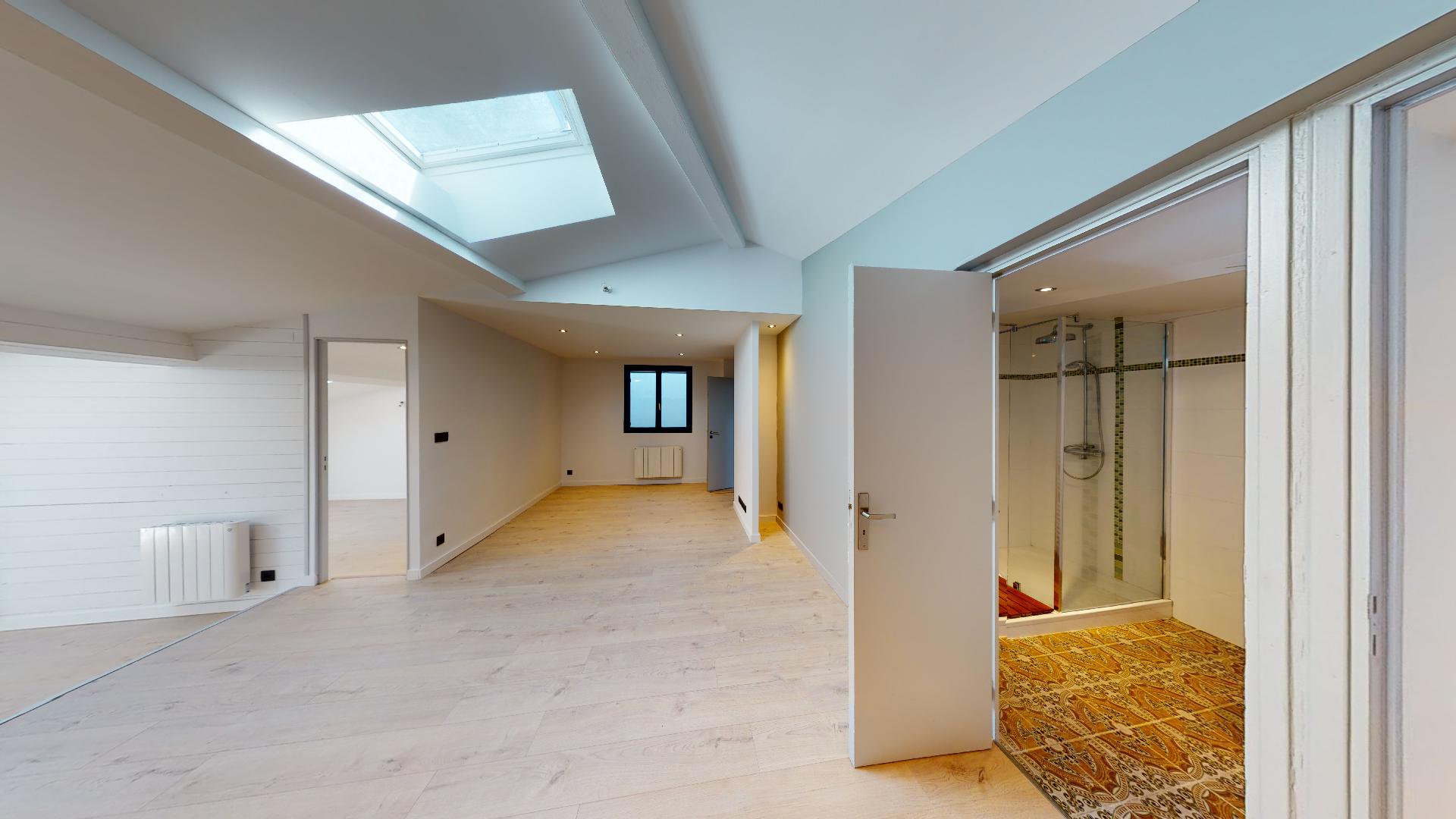 Contemporain-et-Charme-de-lancien-T2-ART-GEOMETRIE-Urbanhouse360