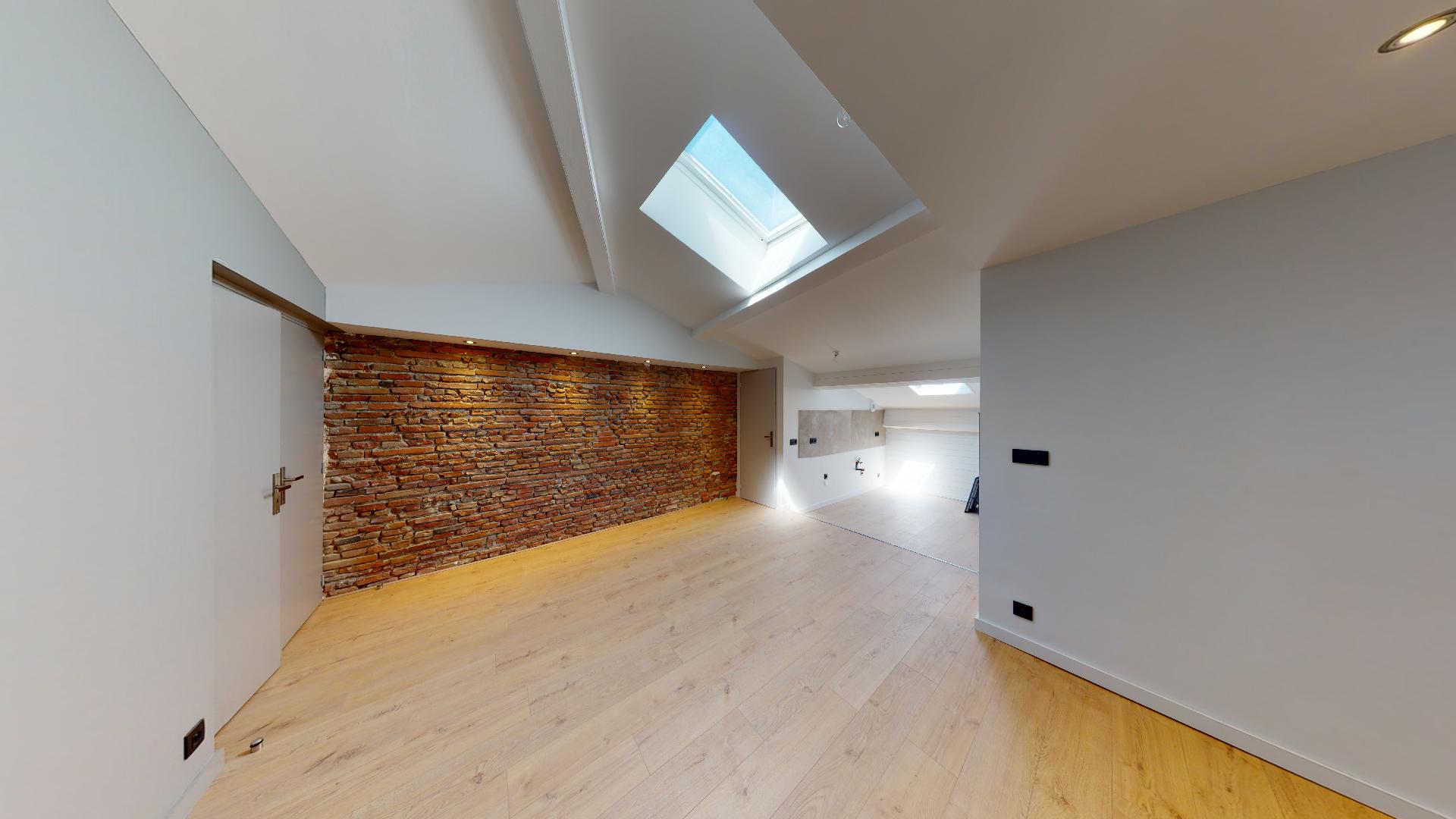 Contemporain-et-Charme-de-lancien-T2-ART-GEOMETRIE-Urbanhouse360