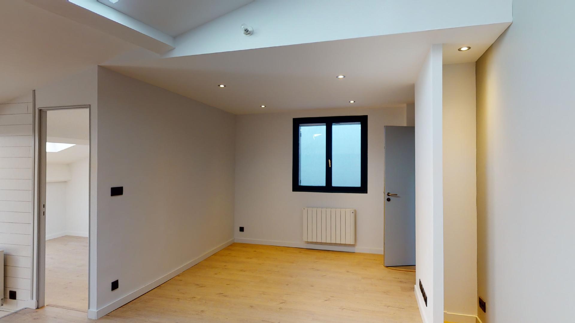 Contemporain-et-Charme-de-lancien-T2-ART-GEOMETRIE-Urbanhouse360