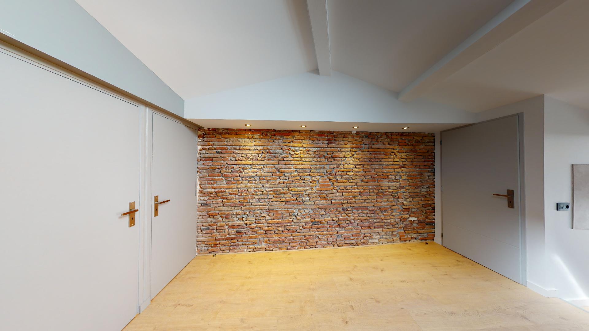 Contemporain-et-Charme-de-lancien-T2-ART-GEOMETRIE-Urbanhouse360