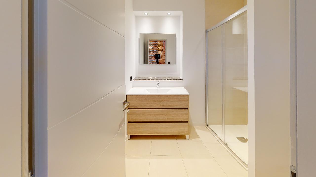 Moderne-Ancien-T2-Balcon-et-Cabanon-a-Patte-dOie-Urbanhouse360