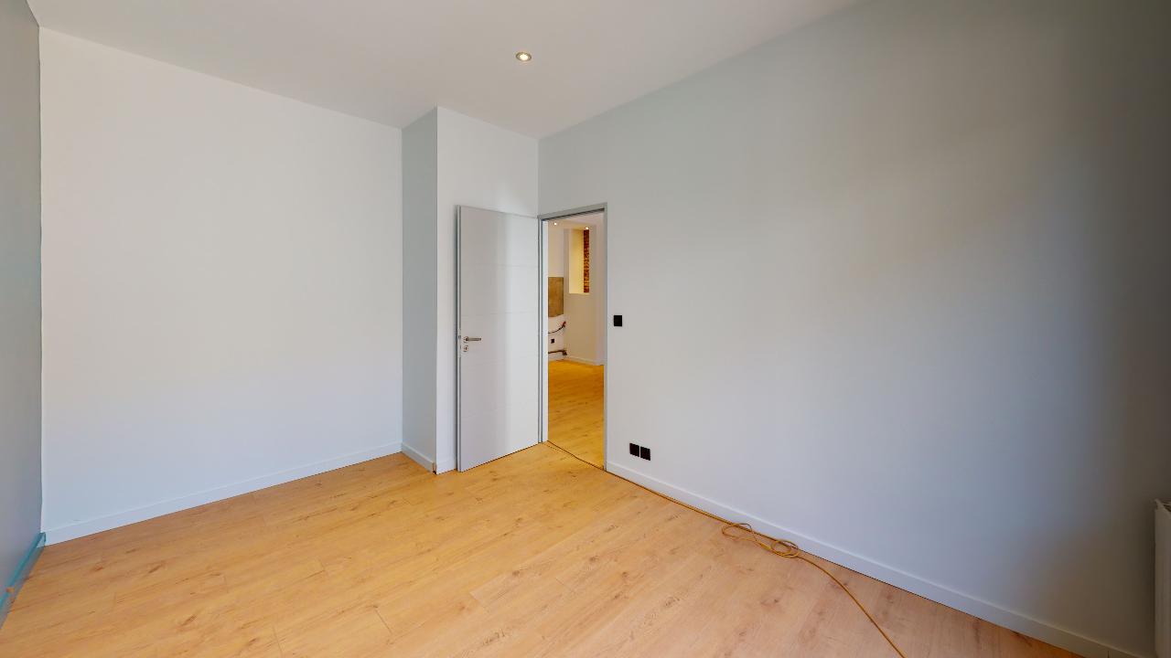 Moderne-Ancien-T2-Balcon-et-Cabanon-a-Patte-dOie-Urbanhouse360